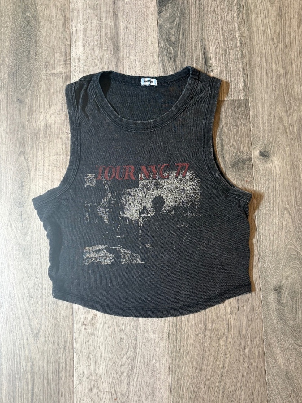 Graphic cropped tank top